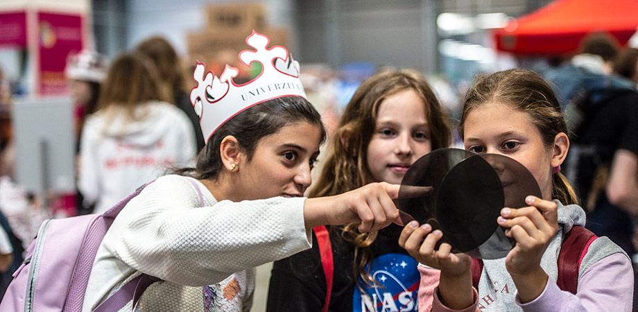 SPIE outreach support in action: Young students at 2023’s “Physics in Your Own Hand” project, run by the Optický Spolek Matfyz organization in conjunction with the SPIE Student Chapter at Czechia’s Charles University.